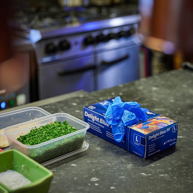 Gloves Vinyl Dis. Powder Free Blue Small X100 Food Safe - Image 2